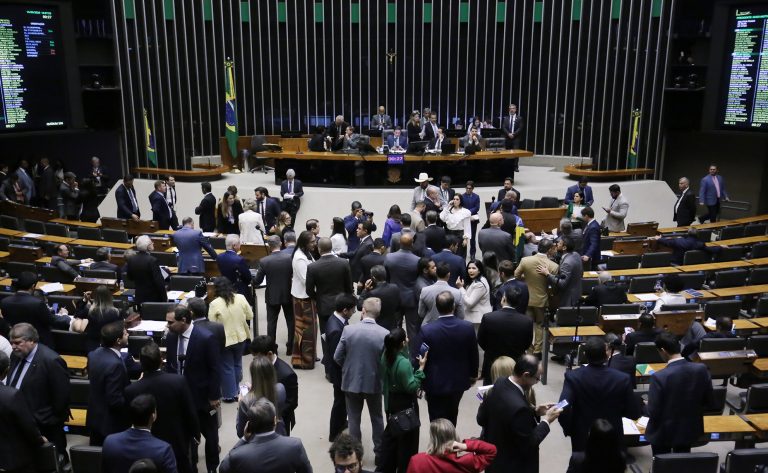 Imagem de Câmara aprova em 1º turno a “PEC da blindagem” que restringe prisão de parlamentares