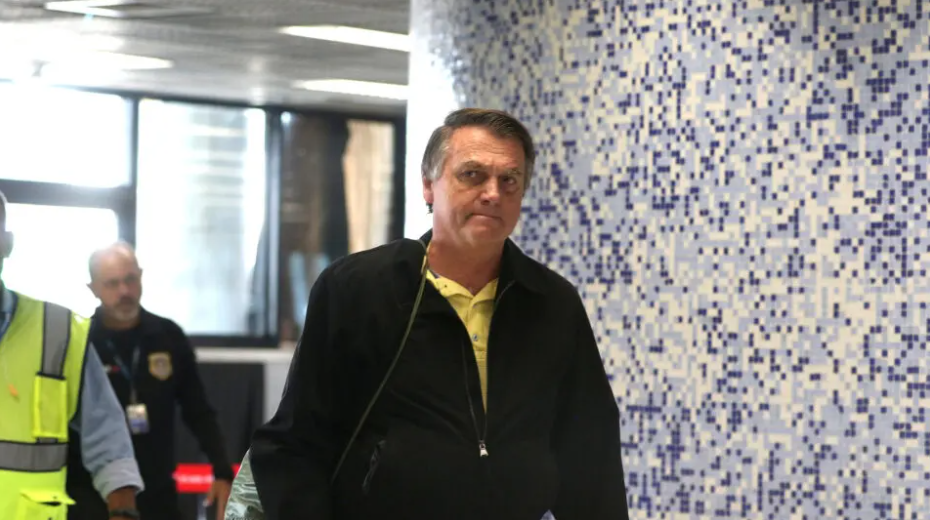 Imagem de Após cirurgia, Bolsonaro volta a ter crise de soluços e segue sob observação médica