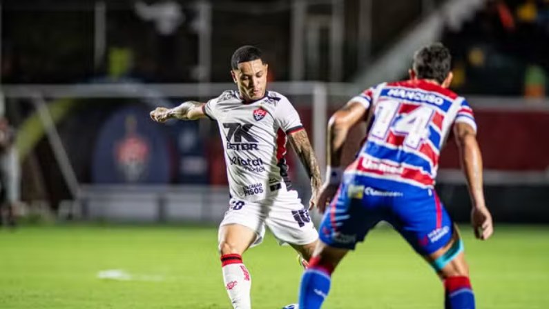Imagem de Com golaço de Matheuzinho, Vitória bate o Fortaleza e vence a primeira no Brasileirão