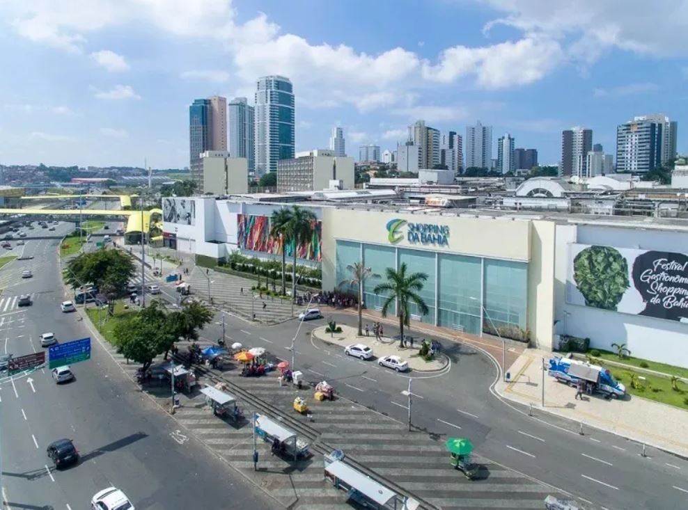 Imagem de Parte do teto do Shopping da Bahia desaba após vazamento de tubulação