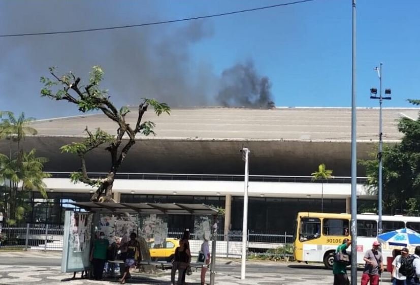 Imagem de Incêndio atinge teto do Teatro Castro Alves