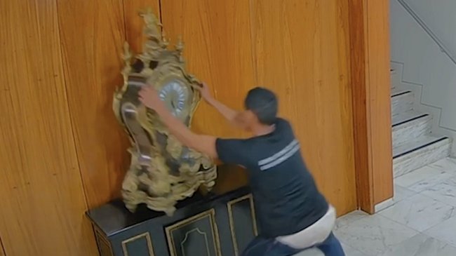 Imagem de Homem que destruiu relógio histórico de Dom João VI é preso