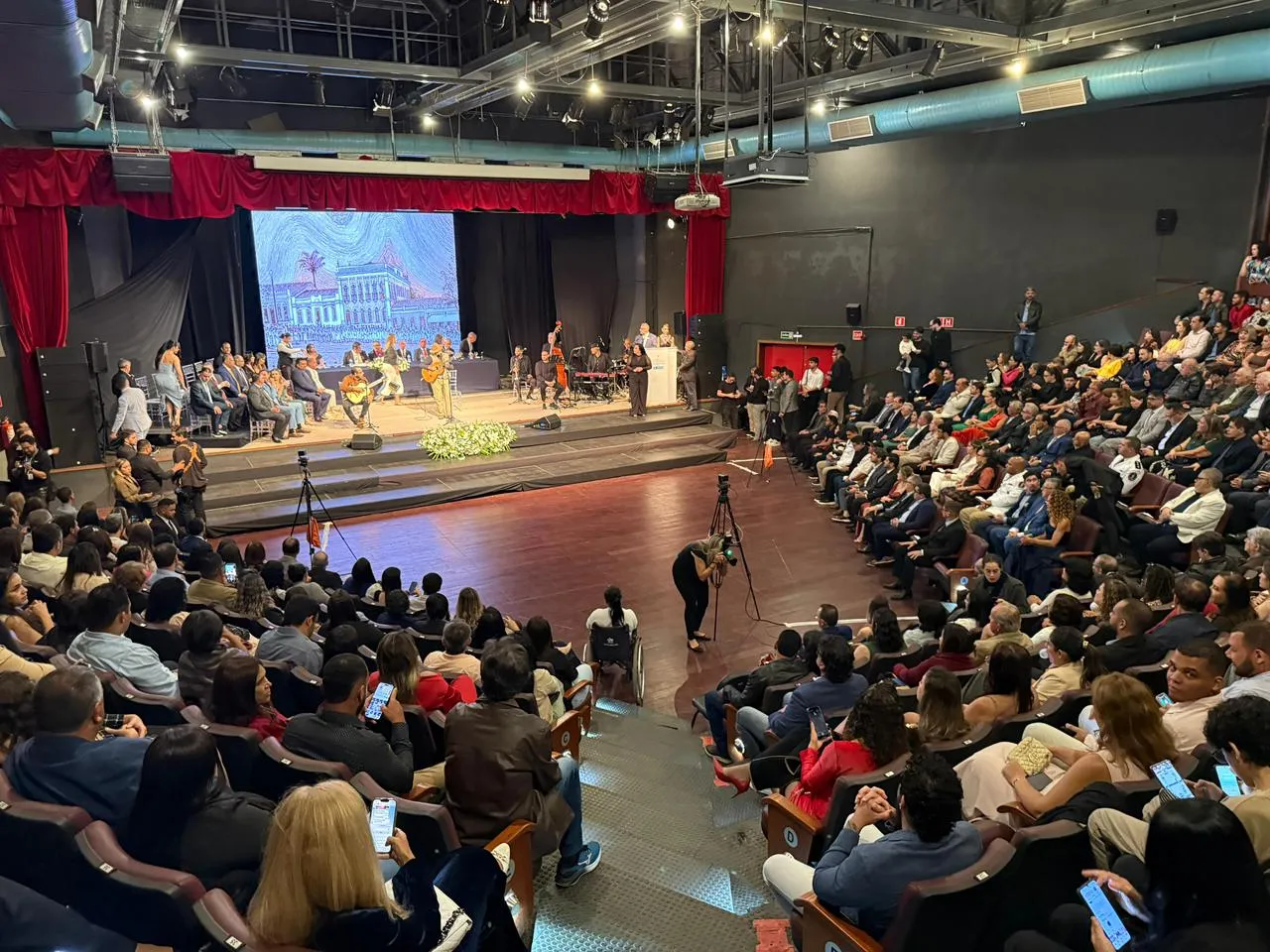 Imagem de Após superlotação em título de cidadão, Ivan Cordeiro cobra Centro de Convenções para Conquista