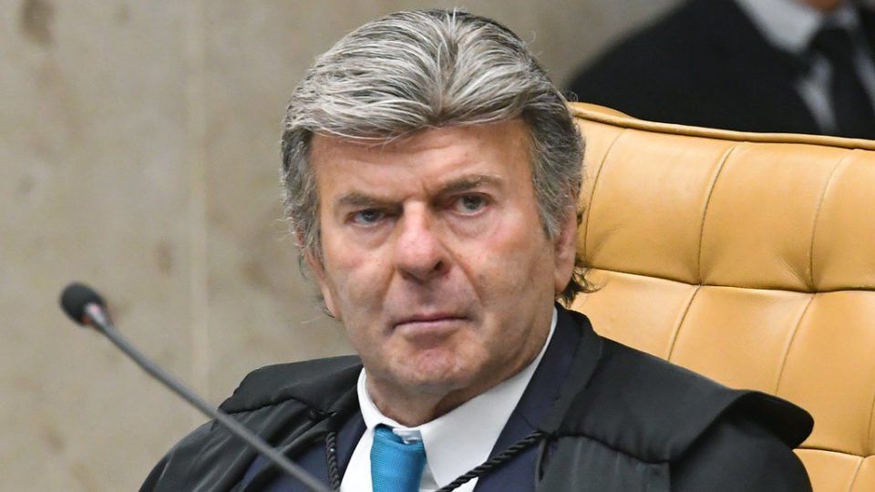 Imagem de Fux mantém afastado desembargador que concedeu prisão domiciliar a líder de facção