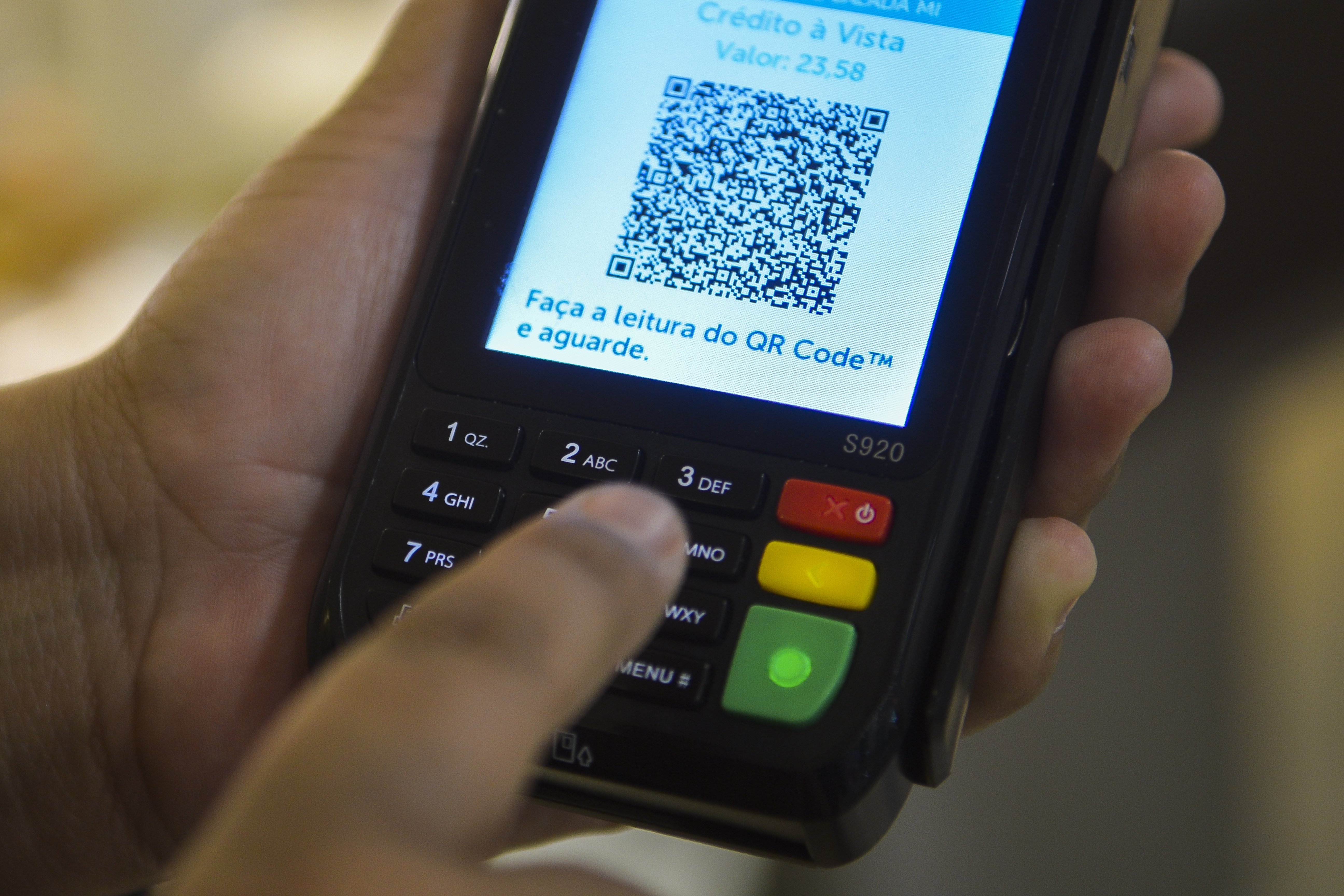 Imagem de Juros do cartão de crédito caem em fevereiro