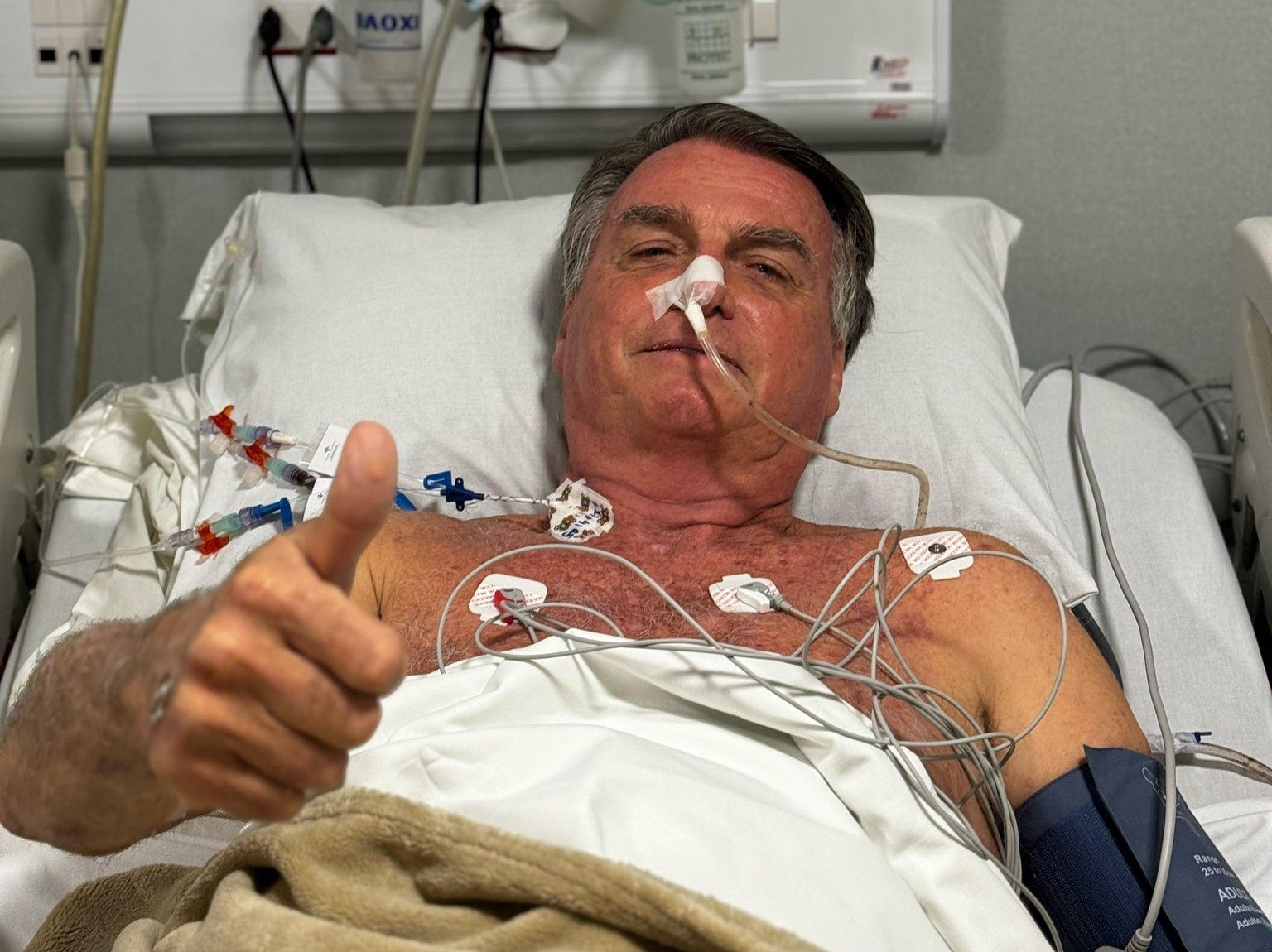 Imagem de Bolsonaro publica foto no hospital e fala sobre seu estado de saúde