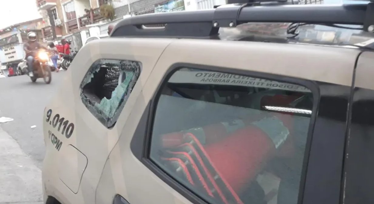 Imagem de Viatura da PM é atacada com pedradas em Pernambués