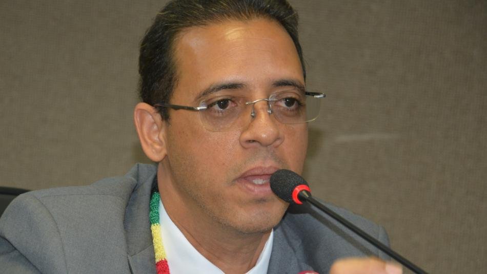 Imagem de Deputado Hilton Coelho solicita concurso público na área de educação em Ilhéus