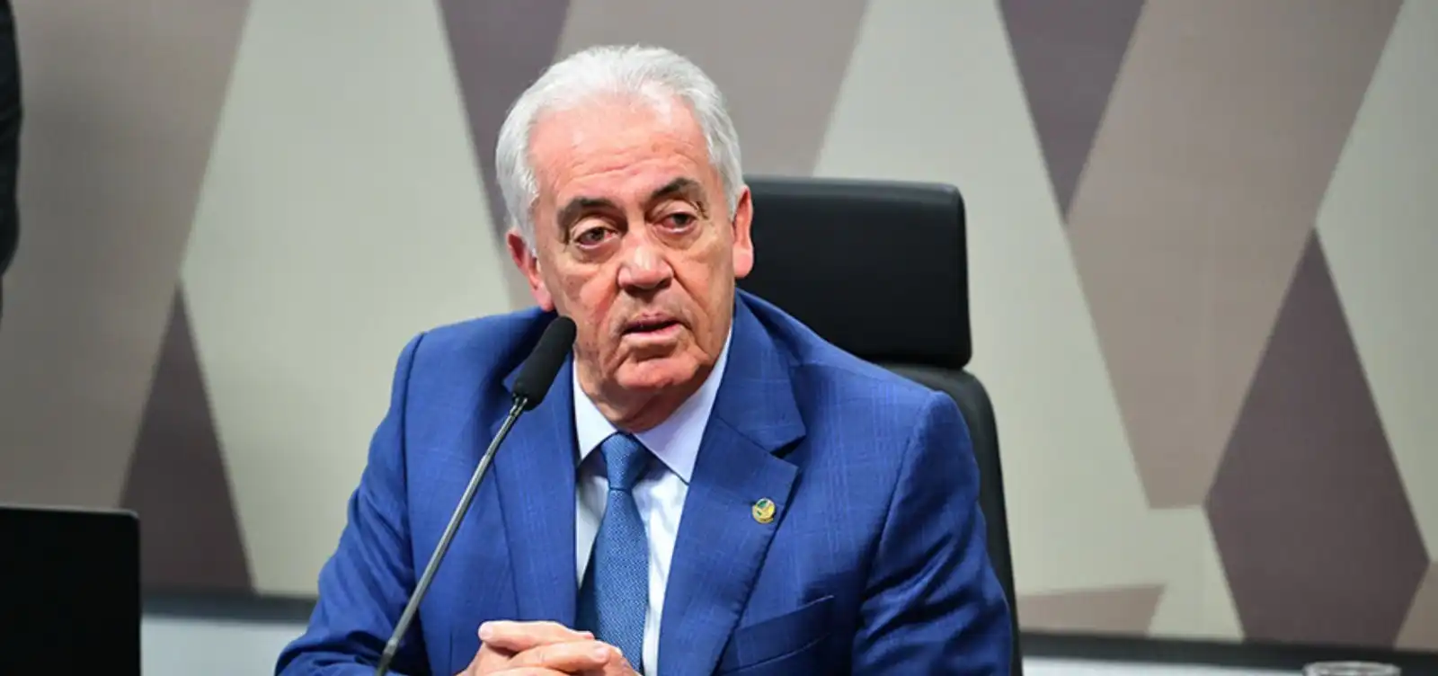 Imagem de Otto Alencar está bem e clinicamente estável após procedimento, informa assessoria