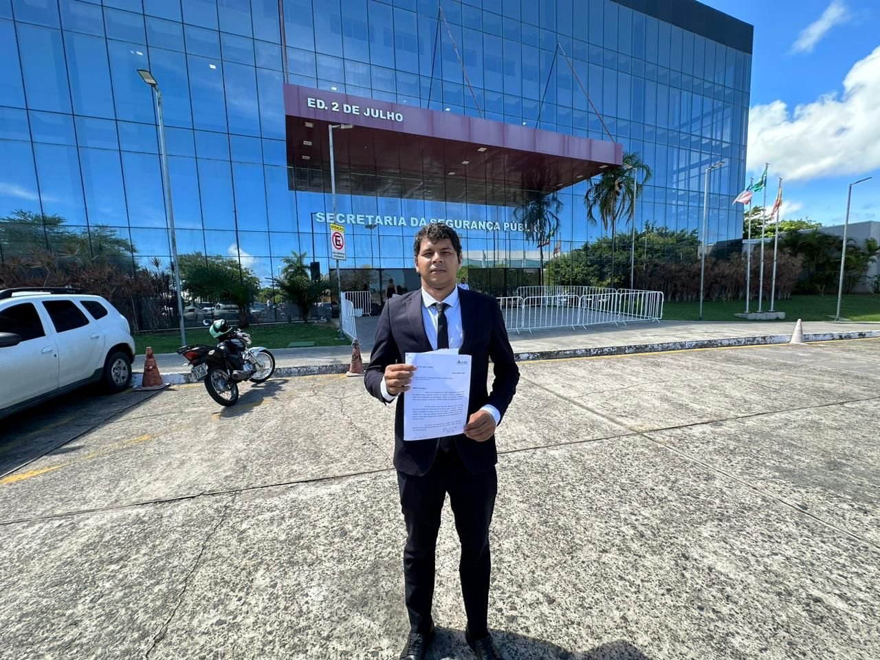 Imagem de Após cenas de terrorismo em escolas, Diego Castro pede à SSP-BA que reforce policiamento em unidades de ensino