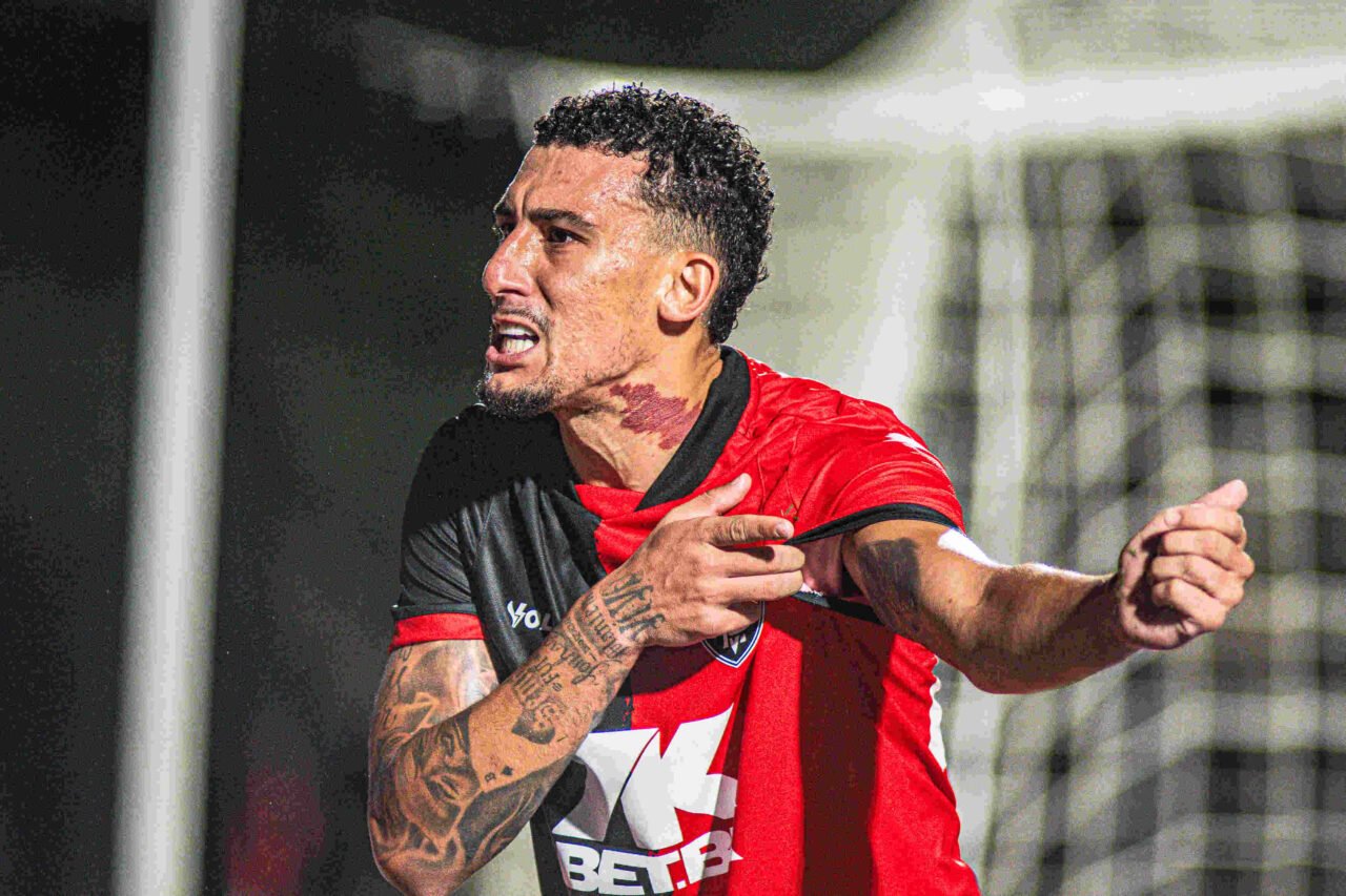 Imagem de Vitória faz 2 a 1 no Ferroviário e vence segundo jogo seguido no Nordestão