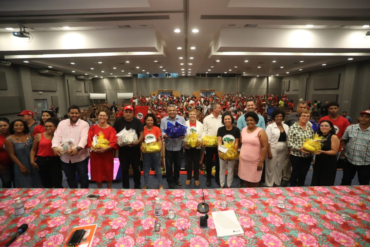 Imagem de MST realiza ato político e doa sete toneladas de alimentos ao programa Bahia Sem Fome