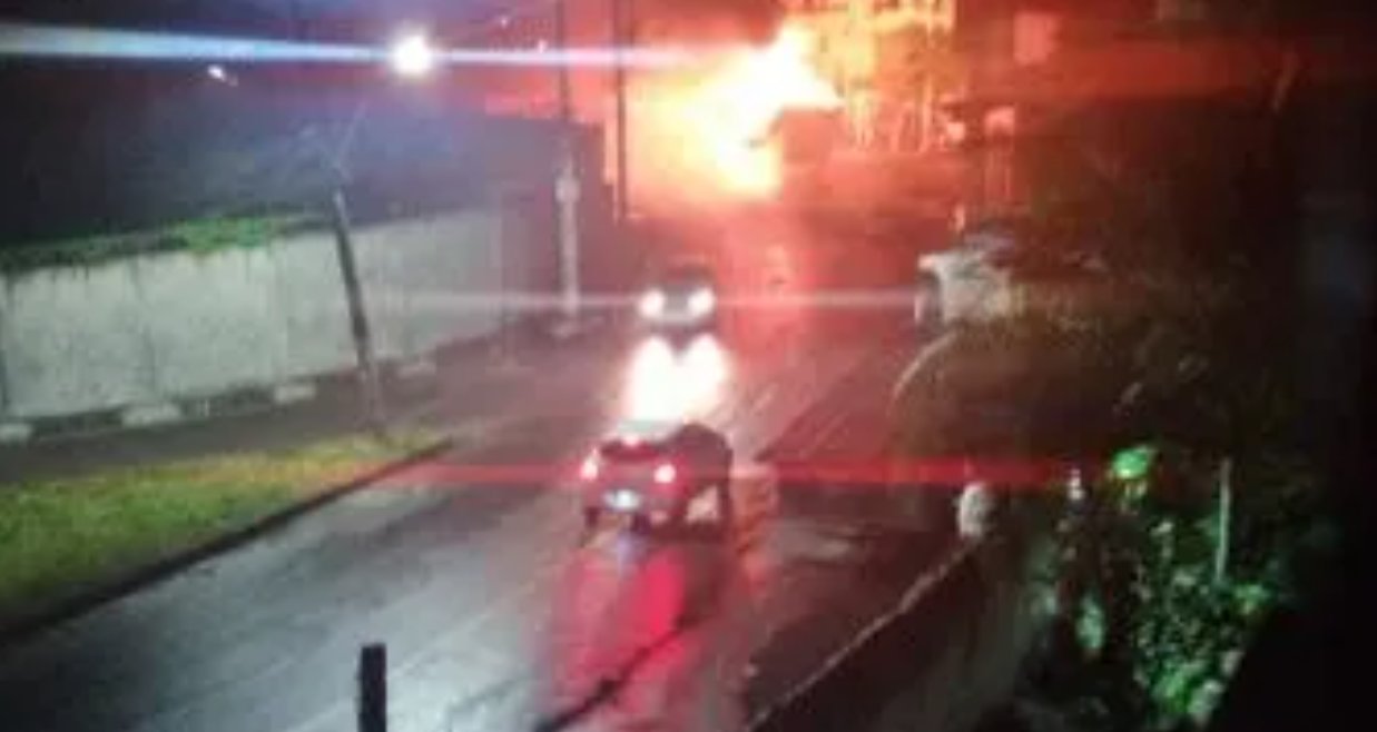 Imagem de Ônibus incendiado por criminosos próximo a penitenciária de Salvador