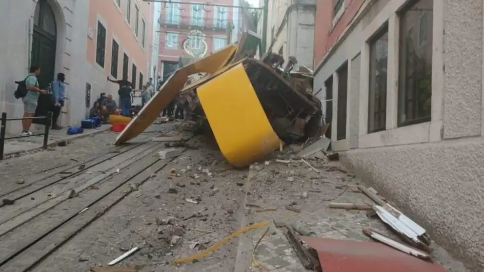 Imagem de Sobe para 17 número de mortos após bondinho descarrilar em Lisboa