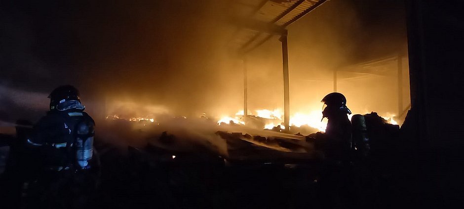 Imagem de Incêndio atinge galpão em Valéria; casas do entorno foram evacuadas