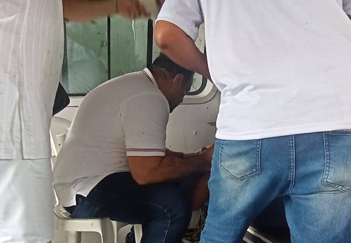 Imagem de Médico, deputado Alan Sanches socorre fiel que passou mal na Lavagem do Bonfim