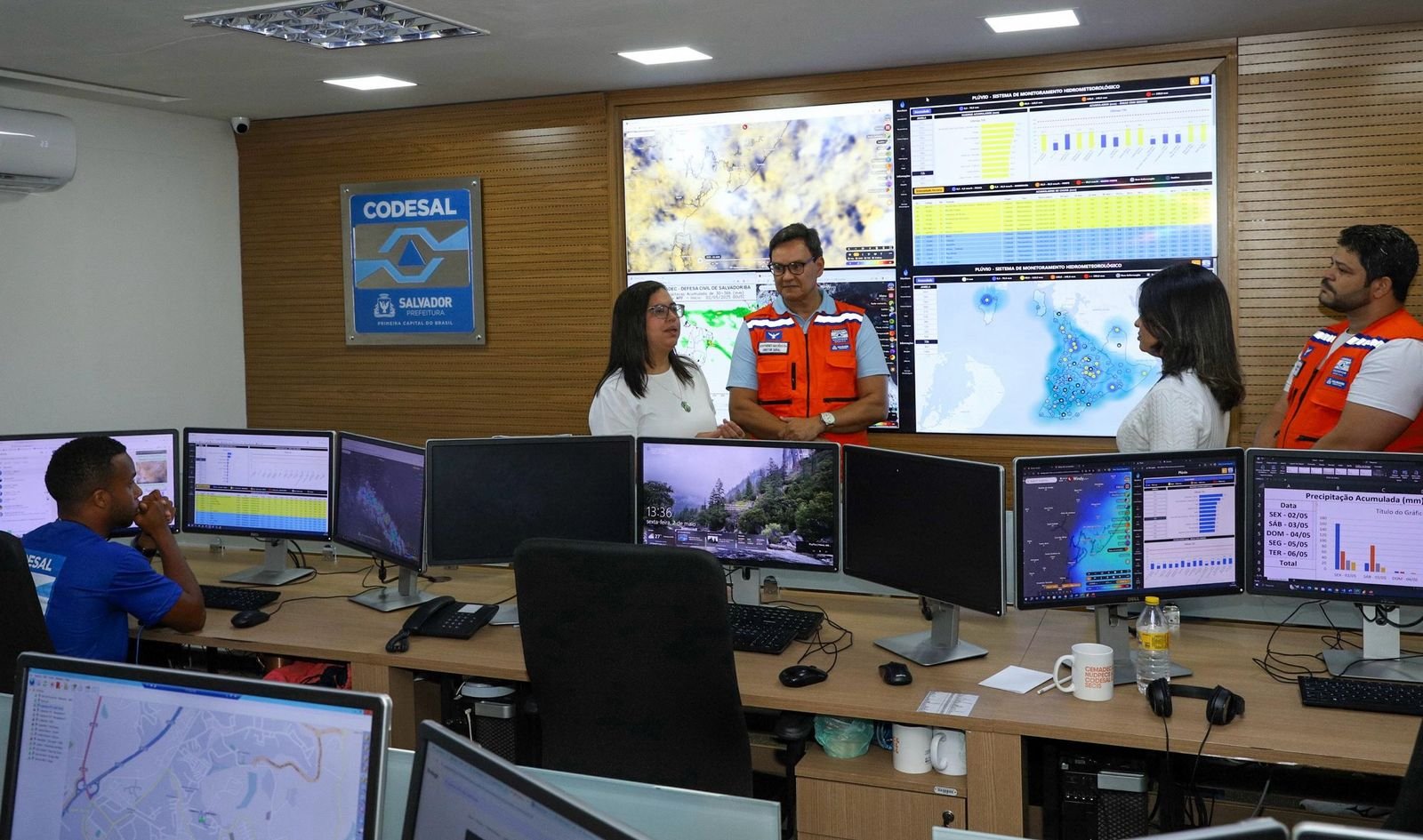 Imagem de Vice-prefeita acompanha monitoramento da Defesa Civil durante fortes chuvas em Salvador
