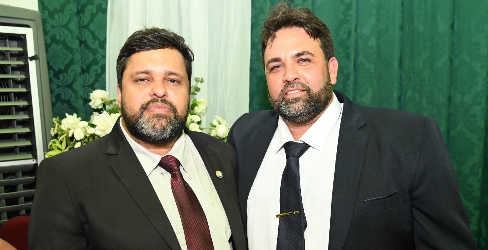 Imagem de Dr. Fábio Nonato e Adeilton Almeida tomam posse como prefeito e vice-prefeito de Jaguaripe