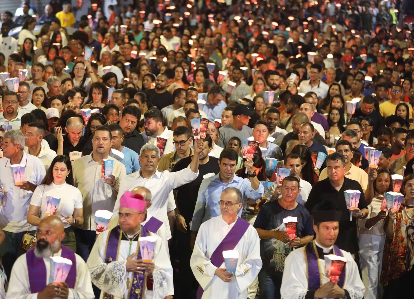 Imagem de Jerônimo Rodrigues participa de missa e acompanha a tradicional Procissão do Fogaréu, em Serrinha