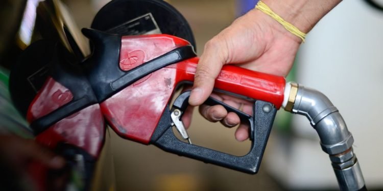 Imagem de Petrobras reduz preço do diesel em R$ 0,27 por litro