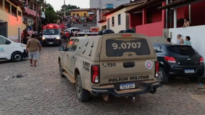 Imagem de Avó e neto morrem após carro desgovernado invadir garagem de casa no interior da Bahia