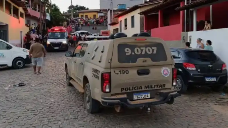 Imagem de Avó e neto morrem após carro desgovernado invadir garagem de casa no interior da Bahia