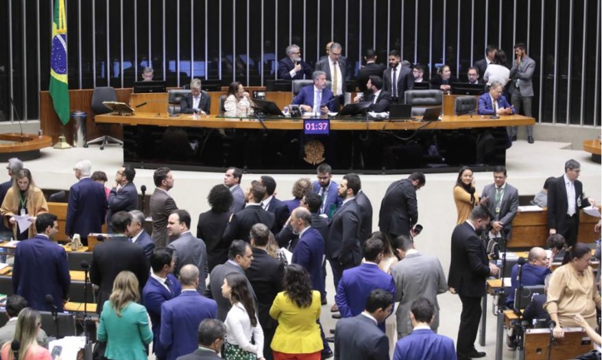 Imagem de Câmara libera uso da cota parlamentar para pagar bagagem e internet em viagens