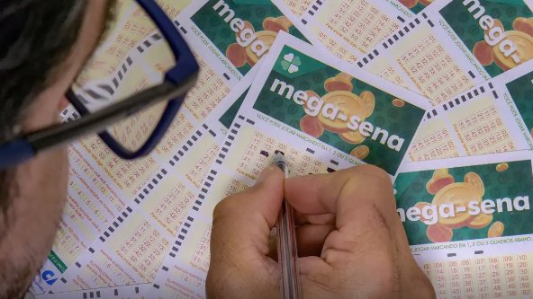 Imagem de Mega-Sena acumula e prêmio vai a R$ 6 milhões