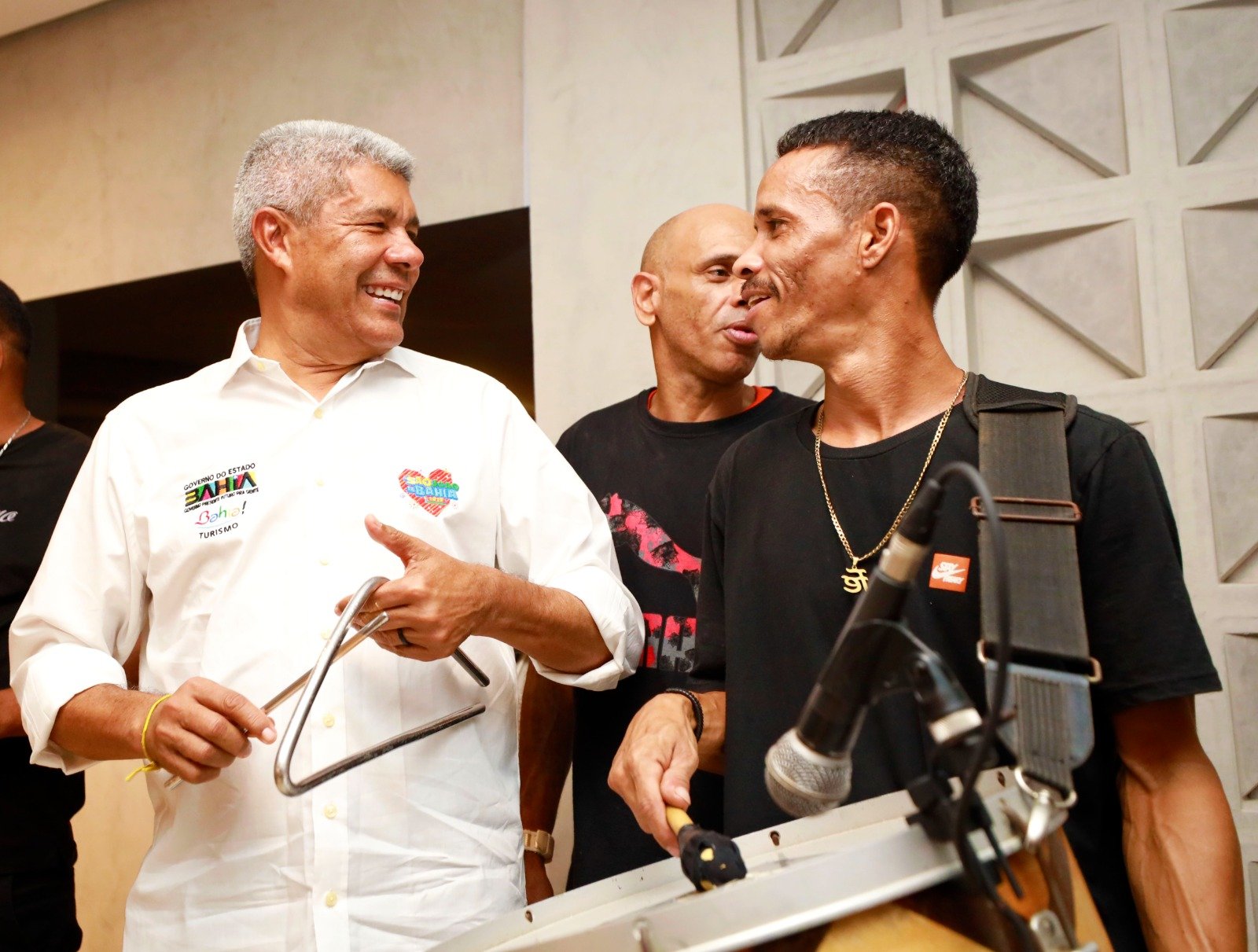 Imagem de Em Ipirá, Jerônimo Rodrigues prestigia a tradicional festa do São João e anuncia investimentos para o esporte do município