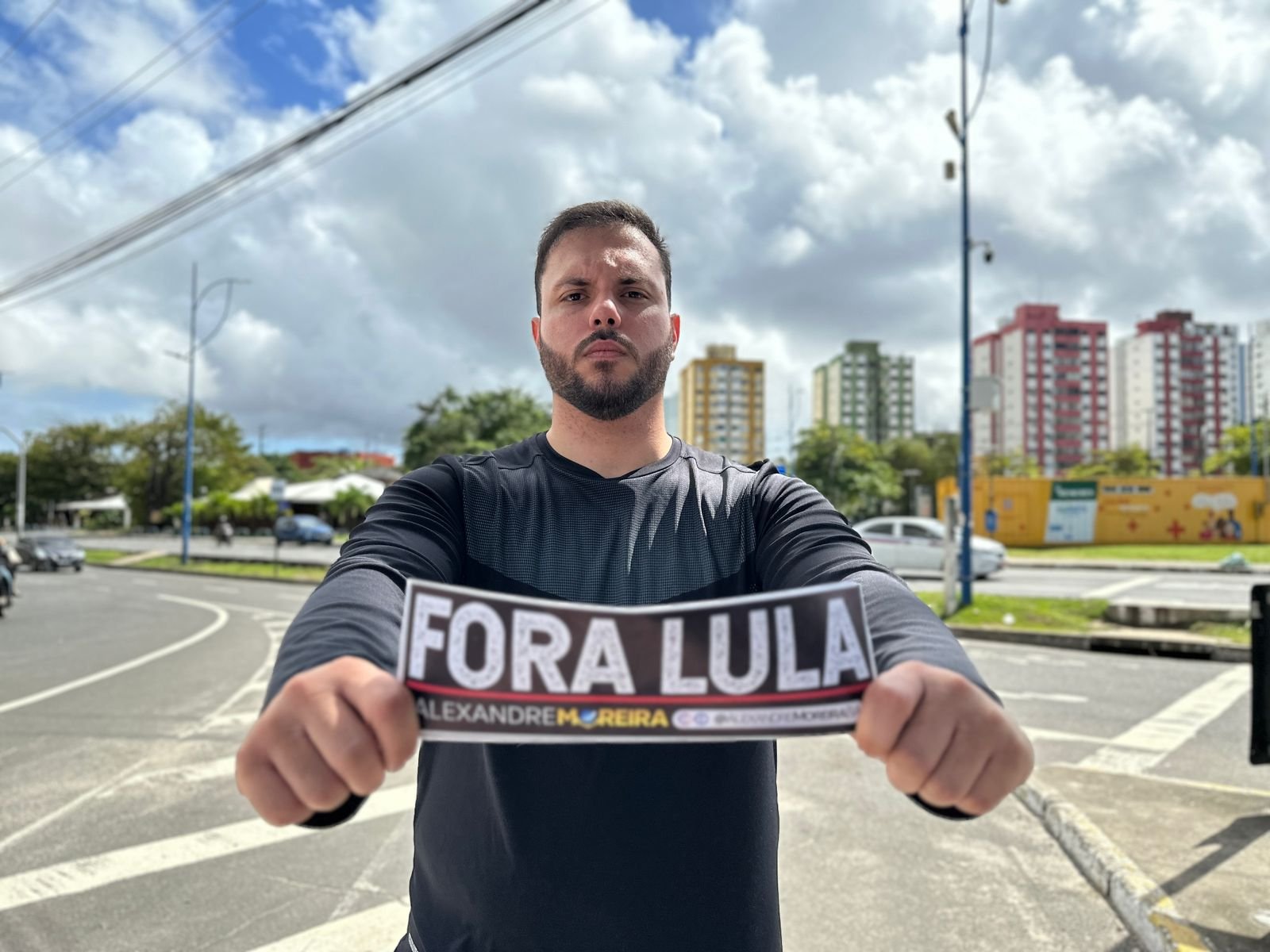Imagem de Após inelegibilidade de Bolsonaro, presidente do Bahia Direita promove ‘adesivaço’ contra Lula: ‘Fora’
