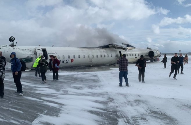 Imagem de Toronto: Avião da Delta Air Lines capota durante pouso e deixa 17 feridos