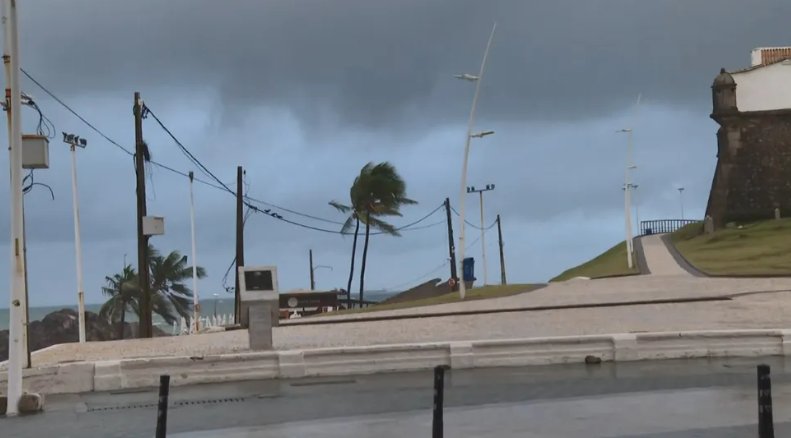 Imagem de Chuva e vento em Salvador: Defesa Civil mantém alerta