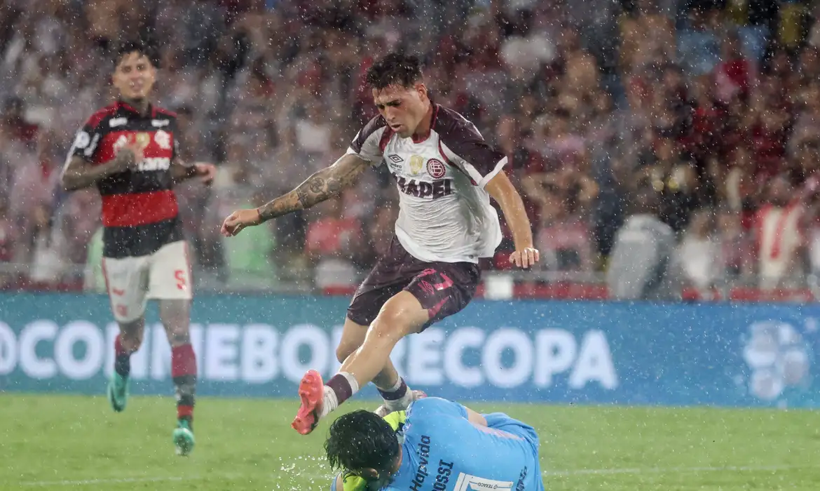 Imagem de Flamengo luta, mas sucumbe diante do Lanús e perde título da Recopa Sul-Americana