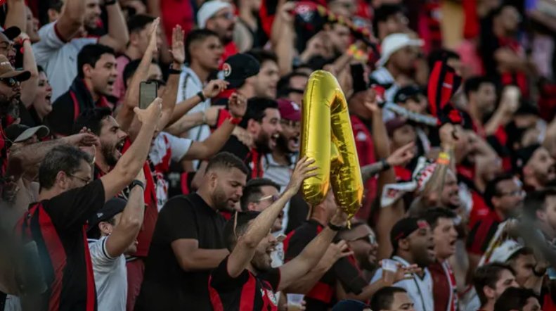 Imagem de Vitória marca nos acréscimos, ganha e sobe para a Série A do Brasileiro