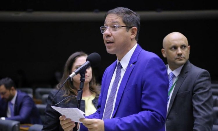 Imagem de Líder do PL relaciona operação contra Bolsonaro à derrota do governo no PL das Fake News