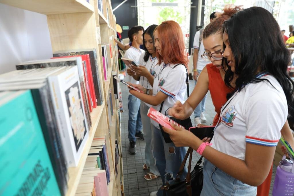 Imagem de Governo da Bahia vai distribuir dez mil vales-livro para estudantes e professores da rede estadual durante Bienal do Livro 2024