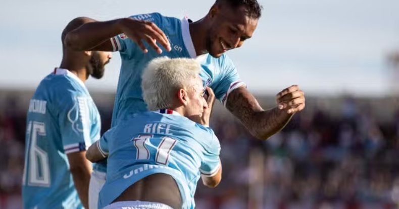 Imagem de Bahia supera gramado ruim, vence o Juazeirense e assume a liderança do Baiano