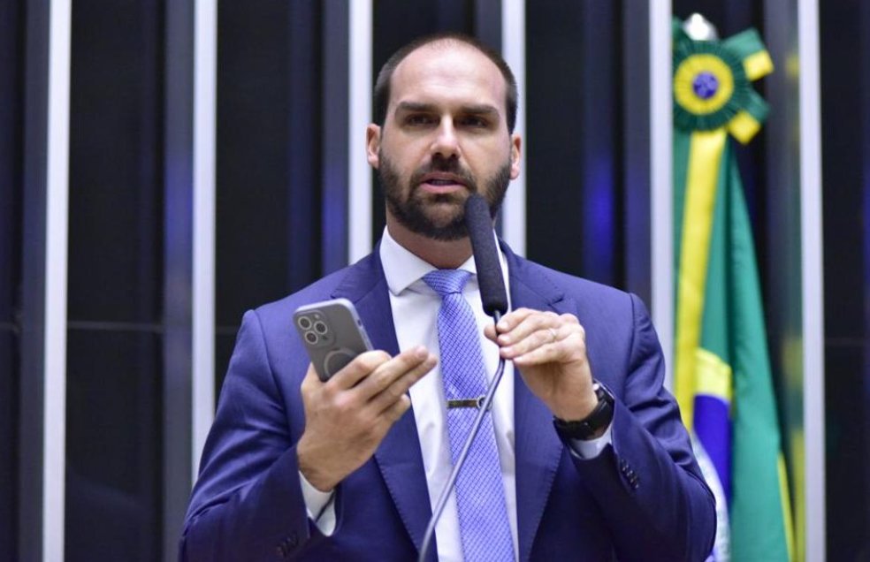 Imagem de Eduardo Bolsonaro admite candidatura, se for desejo do pai
