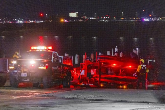Imagem de Avião e helicóptero militar colidem no ar próximo do aeroporto de Washington, DC