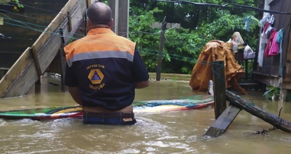 Imagem de Lula visita áreas atingidas por temporais no litoral norte de SP