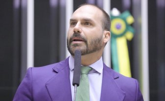 Imagem de Eduardo Bolsonaro diz que Moraes bloqueou contas e Pix de sua esposa