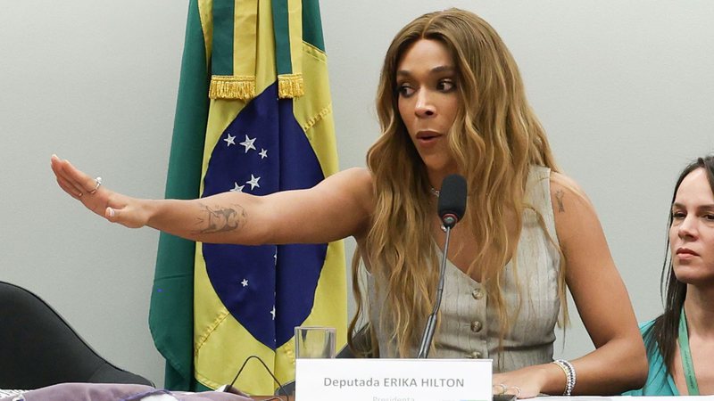 Imagem de Erika Hilton desafia Flávio Bolsonaro para debate sobre fim da escala 6x1