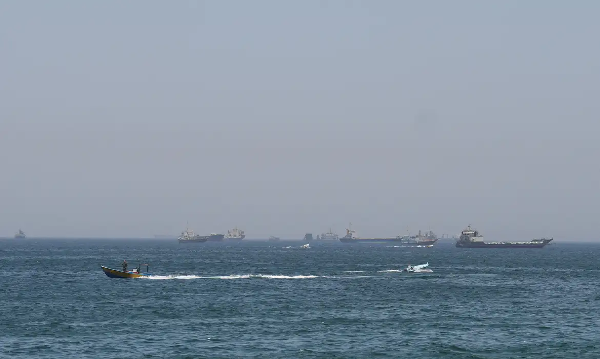 Imagem de EUA lançam novos ataques ao Irã; forças iranianas fecham Estreito de Ormuz