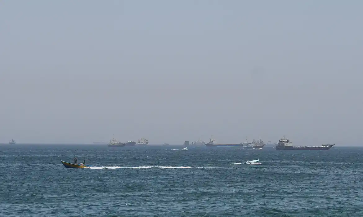 Imagem de EUA lançam novos ataques ao Irã; forças iranianas fecham Estreito de Ormuz