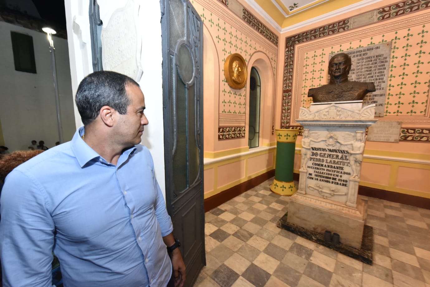 Imagem de Prefeito ironiza lançamento de estaca da Ponte Salvador-Itaparica: 'Deviam ter vergonha de levar um presidente para um ato como esse'