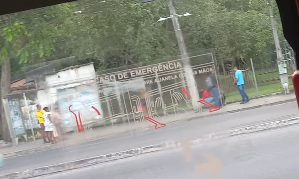 Imagem de Homens em moto fazem arrastão em ponto de ônibus na Avenida Suburbana