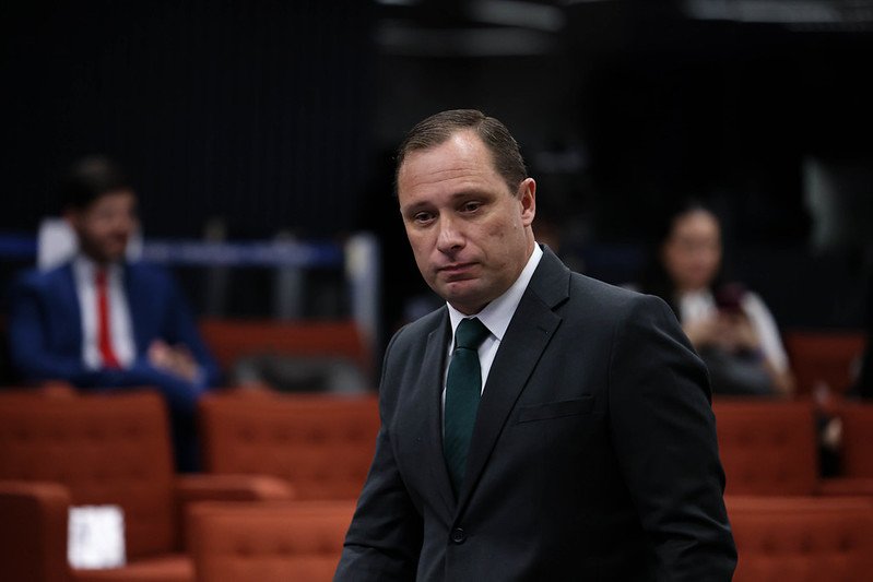 Imagem de Alexandre de Moraes Decreta e Revoga Prisão de Mauro Cid em Poucas Horas