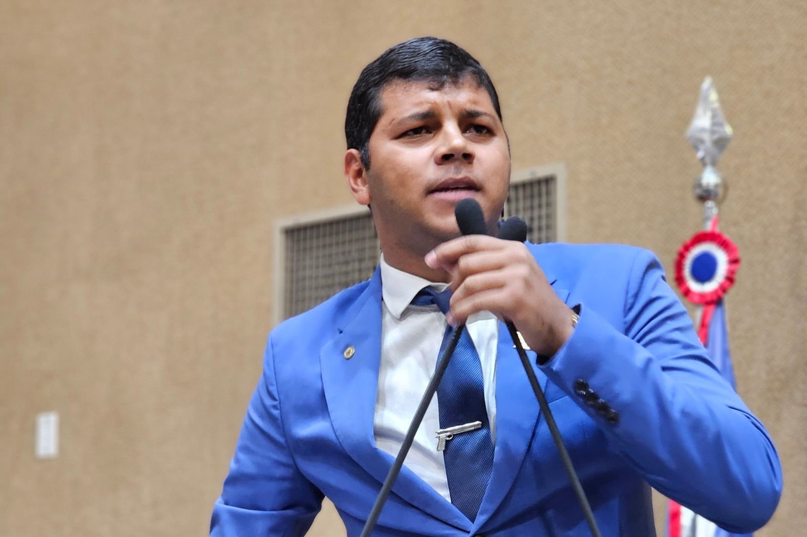 Imagem de Diego Castro ajuíza ação para tentar derrubar medida do governo Jerônimo que institui 'aprovação em massa'