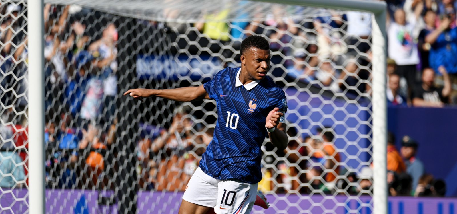 Imagem de França goleia a Suécia com show de Mbappé e garante vaga nas oitavas da Copa