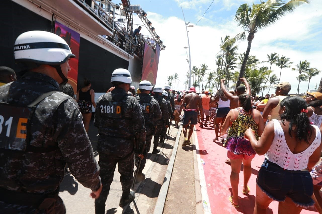 Imagem de PMs garantem segurança durante Arrastão da Quarta-Feira de Cinzas 